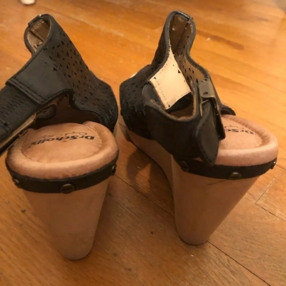 Dr. Scholls studs along